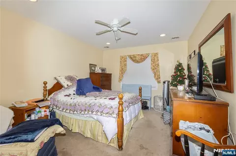 Bedroom - 139 Mohawk Trl, Wayne, NJ 07470 photo 5 of 5