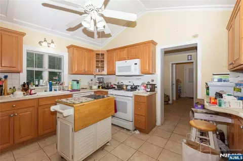 Entry Way - 139 Mohawk Trl, Wayne, NJ 07470 photo 1 of 2