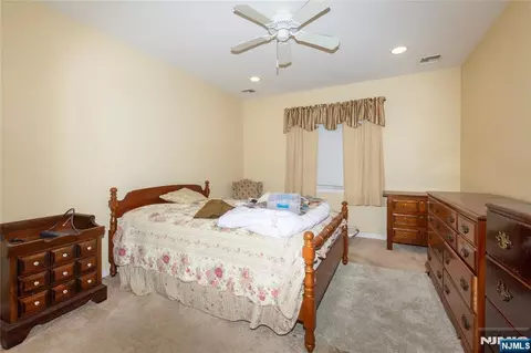 Bedroom - 139 Mohawk Trl, Wayne, NJ 07470 photo 4 of 5