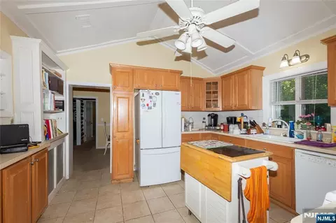 Kitchen - 139 Mohawk Trl, Wayne, NJ 07470 photo 1 of 1
