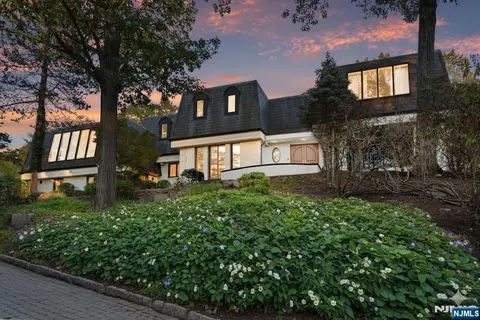 8 Stanton Rd, Tenafly, NJ 07670