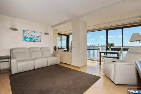 3 Horizon Rd #618, Fort Lee, NJ 07024