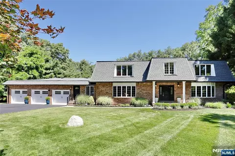 252 Bayberry Ln, Franklin Lakes, NJ 07417