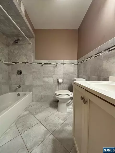 Bath - 140 Euclid Ave #1G, Hackensack, NJ 07601 photo 3 of 3