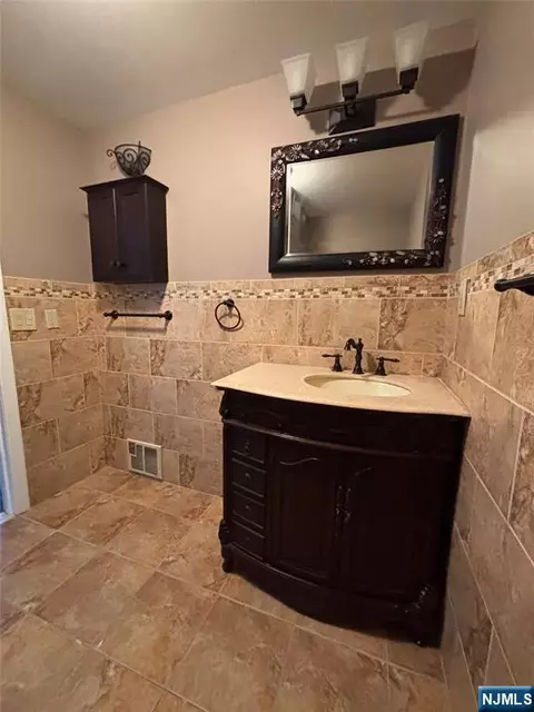 Bath - 140 Euclid Ave #1G, Hackensack, NJ 07601 photo 1 of 3