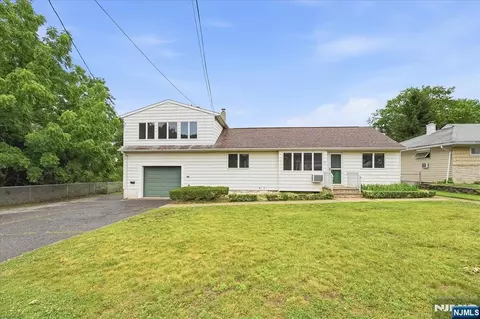 5 Lexington Ave, Wallington, NJ 07057