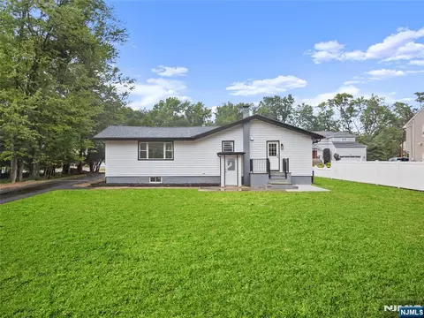 100 Pier Ln, Fairfield, NJ 07004