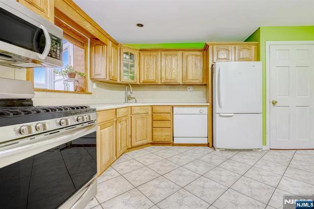 37 Cedar Dr, Rochelle Park, NJ 07662