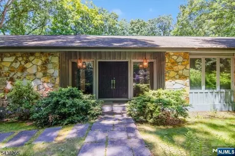 6 Green Hills Rd, Mendham Borough, NJ 07945