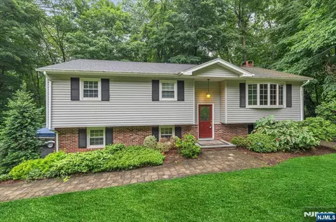 72 Smokey Ridge Rd, Ringwood, NJ 07456