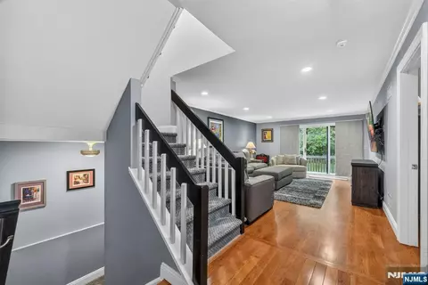 69 Peach Hill Ct, Ramsey, NJ 07446