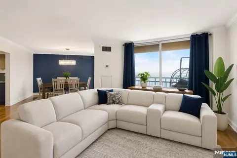 1020 Harmon Cove Tower #1020, Secaucus, NJ 07094