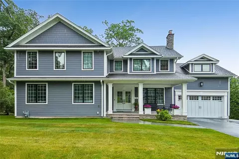 15 Fernwood Dr, Fair Lawn, NJ 07410