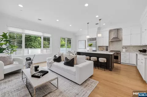 10 Gabriel Ct, Paramus, NJ 07652