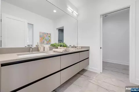 Bath - 4 Feldman Ct, Paramus, NJ 07652 photo 3 of 4