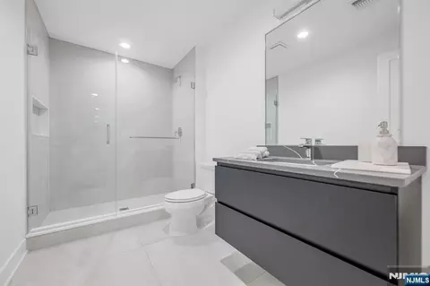 Bath - 4 Feldman Ct, Paramus, NJ 07652 photo 4 of 4