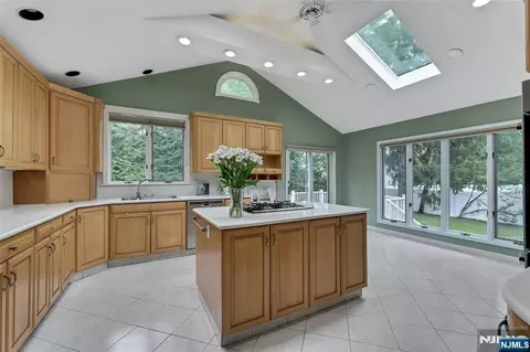 45 Kershner Pl, Fair Lawn, NJ 07410