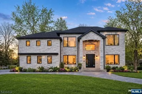 39 Billingsley Dr, Livingston, NJ 07039