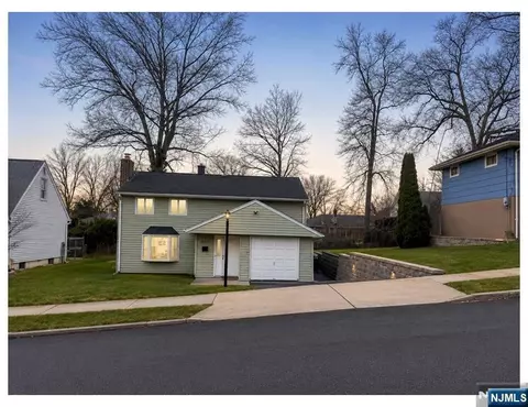 92 Grove St, Waldwick, NJ 07463