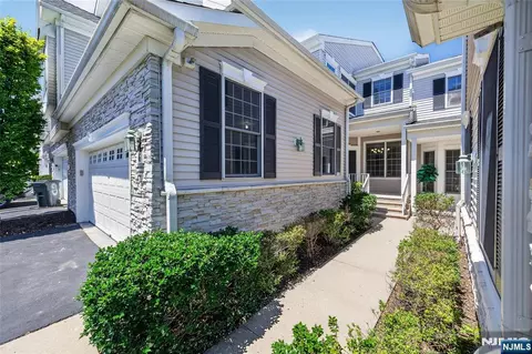 6 Schweinberg Dr #R, Roseland, NJ 07068