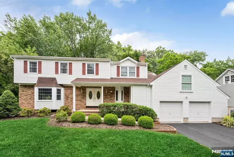 27 Cobblestone Ln, Ramsey, NJ 07446