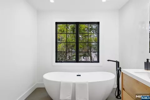 Bath - 5 Cedar Ct, Demarest, NJ 07627 photo 1 of 3