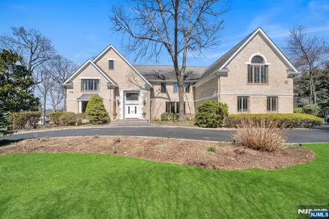 837 Apple Ridge Rd, Franklin Lakes, NJ 07417