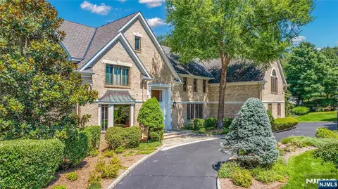 837 Apple Ridge Rd, Franklin Lakes, NJ 07417