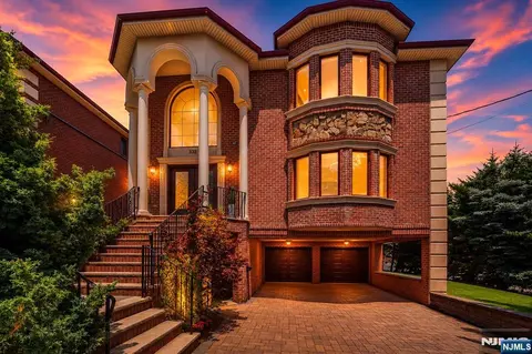 335 Riverdale Dr, Fort Lee, NJ 07024