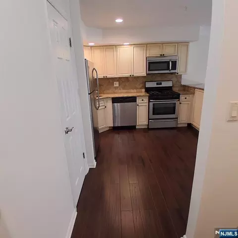 2014 Hawthorne Ln, Mahwah, NJ 07430