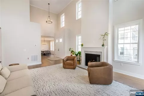 37 Hillandale Dr #18, Far Hills, NJ 07931