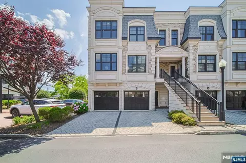 35 Marquis Ct, Edgewater, NJ 07020