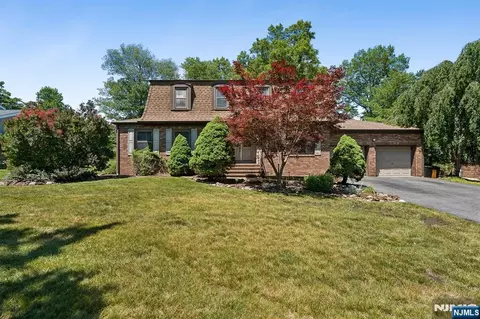 39 Robin Hood Way, Wayne, NJ 07470