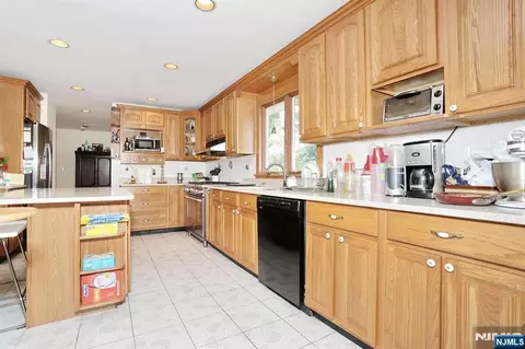 Kitchen - 703 Chadwick Dr, Paramus, NJ 07652 photo 3 of 6