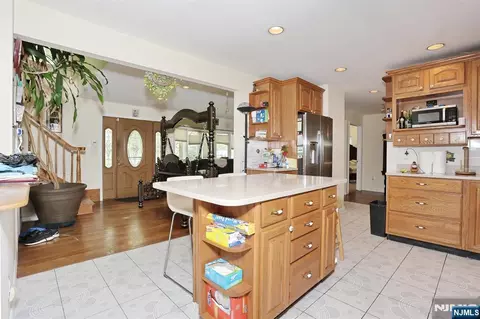 Kitchen - 703 Chadwick Dr, Paramus, NJ 07652 photo 4 of 6