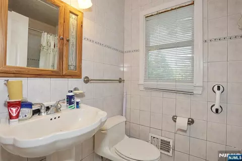 Bath - 703 Chadwick Dr, Paramus, NJ 07652 photo 3 of 5
