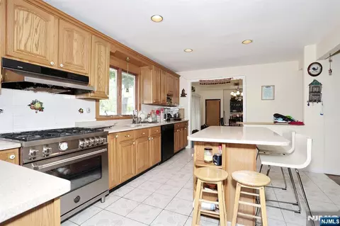 Kitchen - 703 Chadwick Dr, Paramus, NJ 07652 photo 2 of 6