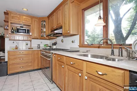 Kitchen - 703 Chadwick Dr, Paramus, NJ 07652 photo 5 of 6
