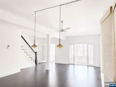 528 Undercliff Ave, Edgewater, NJ 07020
