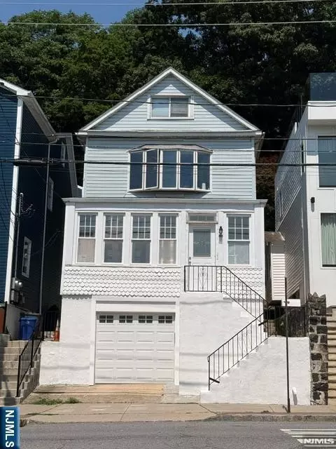 528 Undercliff Ave, Edgewater, NJ 07020