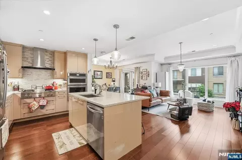150 Henley Pl #210, Weehawken, NJ 07086