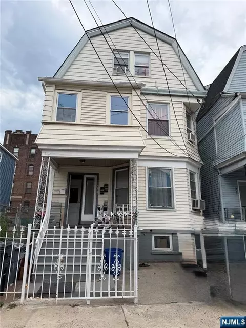 352 7th St, Newark, NJ 07107
