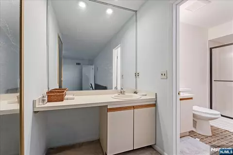 Bath - 31 Lockley Ct, Wayne, NJ 07470 photo 1 of 4
