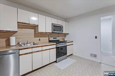 Kitchen - 31 Lockley Ct, Wayne, NJ 07470 photo 2 of 2