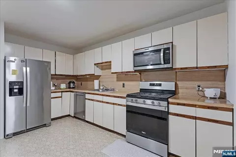 Kitchen - 31 Lockley Ct, Wayne, NJ 07470 photo 1 of 2