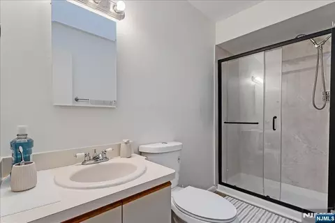 Bath - 31 Lockley Ct, Wayne, NJ 07470 photo 2 of 4