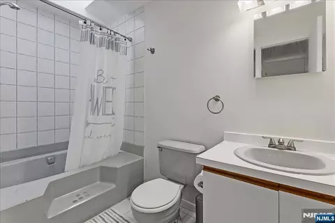 Bath - 31 Lockley Ct, Wayne, NJ 07470 photo 3 of 4