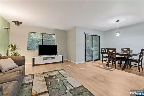 Living - 31 Lockley Ct, Wayne, NJ 07470 photo 1 of 2