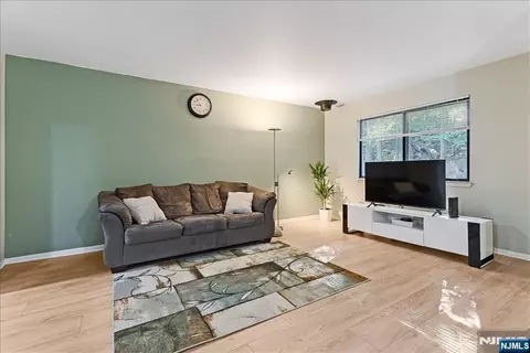 Living - 31 Lockley Ct, Wayne, NJ 07470 photo 2 of 2