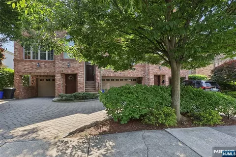 2462 3rd St, Fort Lee, NJ 07024